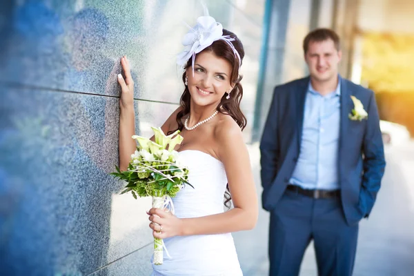 Счастливые жених и невеста стоят у гранитной стены — стоковое фото