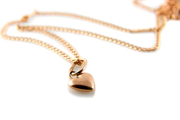 Guld hjärta hänge med kedja — Stockfoto
