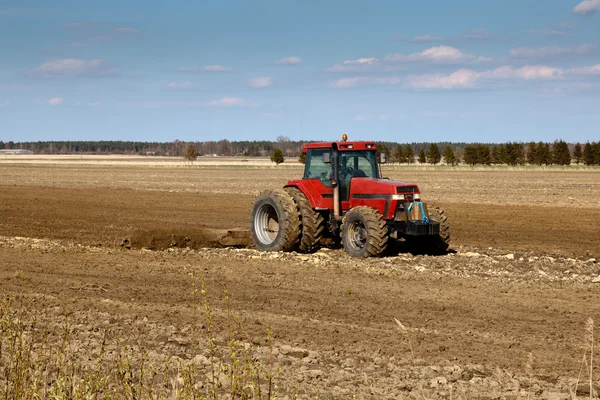 Traktor obdělávané pole — Stock fotografie