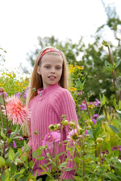 Κορίτσι στον κήπο λουλουδιών — Φωτογραφία Αρχείου