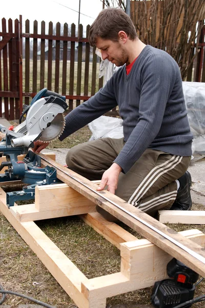 Prancha de madeira de corte de carpinteiro — Fotografia de Stock