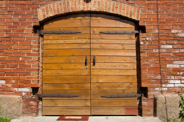 レンガの壁のドア — ストック写真
