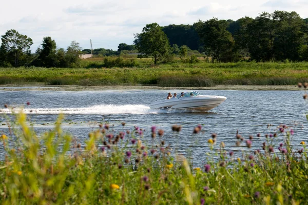 Bir nehir Motorlu tekne — Stok fotoğraf