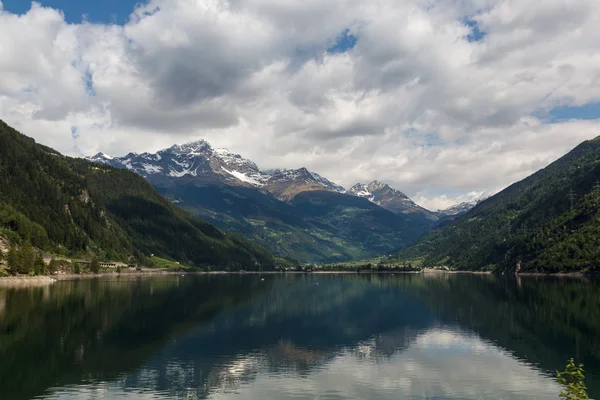 Lago di poschiavo, See in den Schweizer Alpen — Stockfoto