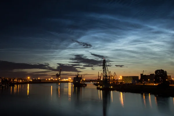 Noctilucent bulutlar ve her gece port — Stok fotoğraf
