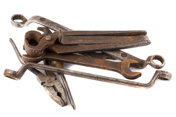 Куча старых ржавых ключей — стоковое фото