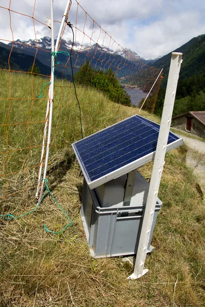 Panel słoneczny w Alpach Szwajcarskich — Zdjęcie stockowe