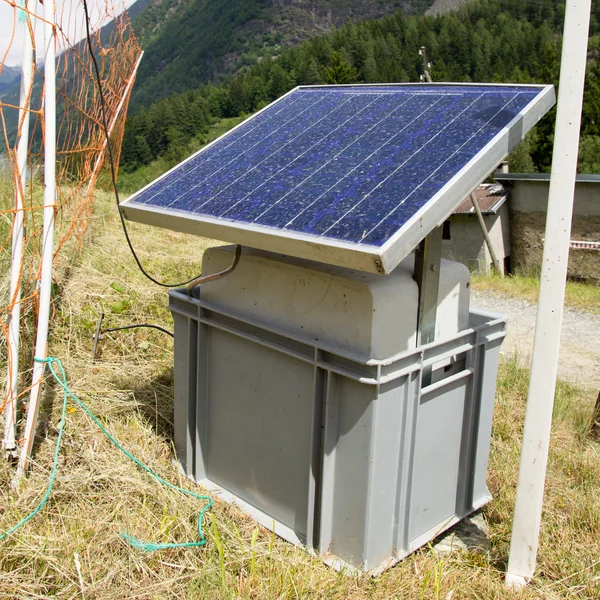 Солнечная батарея в швейцарских Альпах — стоковое фото
