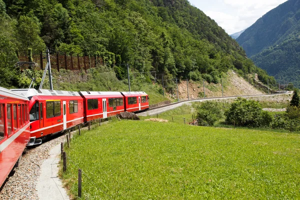 Train de montagne suisse Bernina Express — Photo