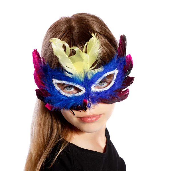 カラフルな羽毛のマスクを持つ少女 ロイヤリティフリーのストック写真