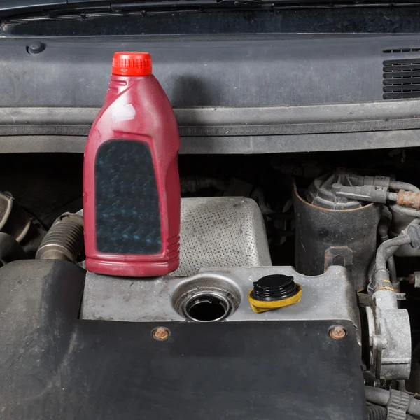 Reparação de automóveis, mudança de óleo — Fotografia de Stock