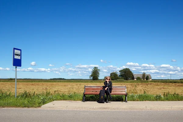 Автобусная остановка скамейка в сельской местности — стоковое фото