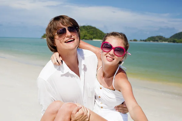 Hermosa pareja divirtiéndose en la playa —  Fotos de Stock