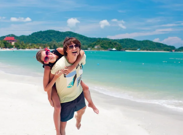 Гарненька пара розважається на відкритому повітрі на пляжі — стокове фото