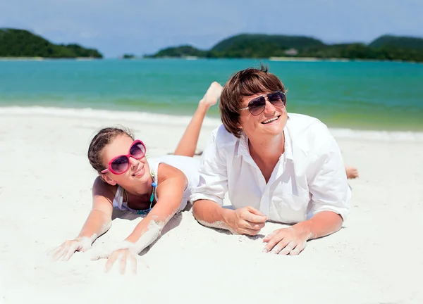 Beatiful casal se divertindo na praia — Fotografia de Stock