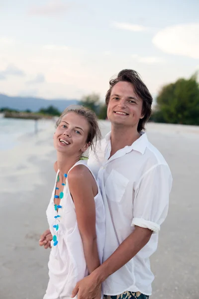 Ελκυστικό ζευγάρι τη διασκέδαση στην παραλία ηλιοβασίλεμα — Φωτογραφία Αρχείου