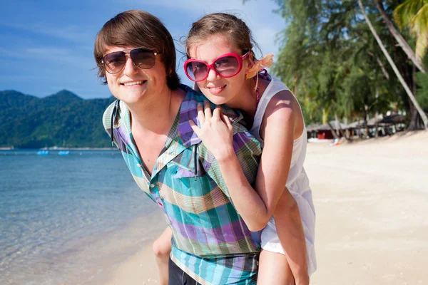 熱帯のビーチ楽しいを持っている魅力的なカップル — ストック写真