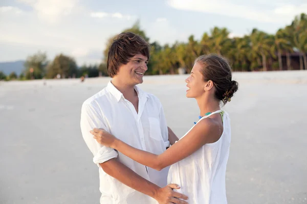 Atractiva pareja divirtiéndose en la playa del atardecer —  Fotos de Stock