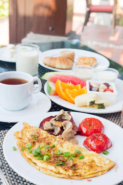 Delicious breakfast outdoors — Stock Photo, Image