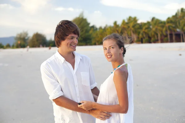 Atractiva pareja divirtiéndose en la playa del atardecer — Foto de Stock