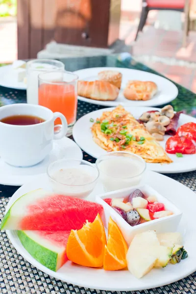 Nefis bir kahvaltı açık havada — Stok fotoğraf