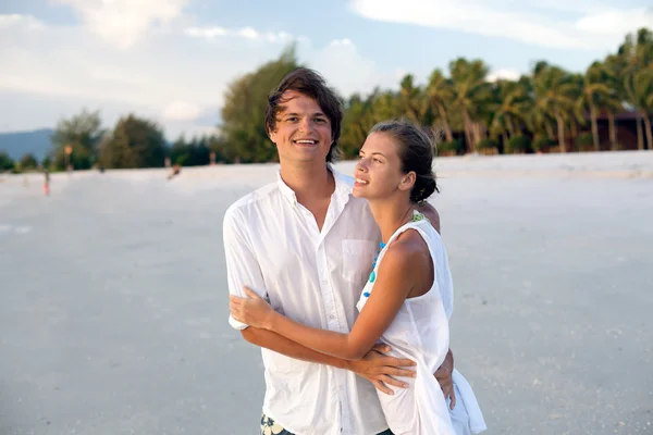 Casal atraente se divertindo na praia do pôr do sol — Fotografia de Stock