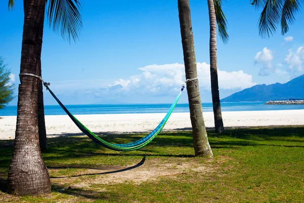 Vista panorâmica da praia tropical com guarda-chuva e duas camas — Fotografia de Stock
