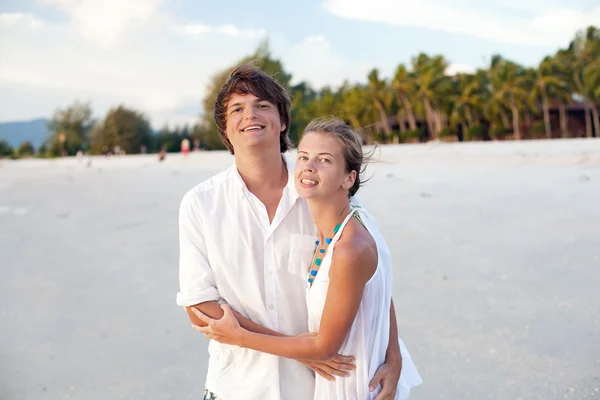 Ελκυστικό ζευγάρι τη διασκέδαση στην παραλία ηλιοβασίλεμα — Φωτογραφία Αρχείου