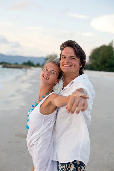 Приваблива пара розважається на пляжі заходу сонця — стокове фото