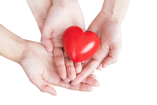 Dois pares de mãos segurando cuidadosamente o coração vermelho — Fotografia de Stock