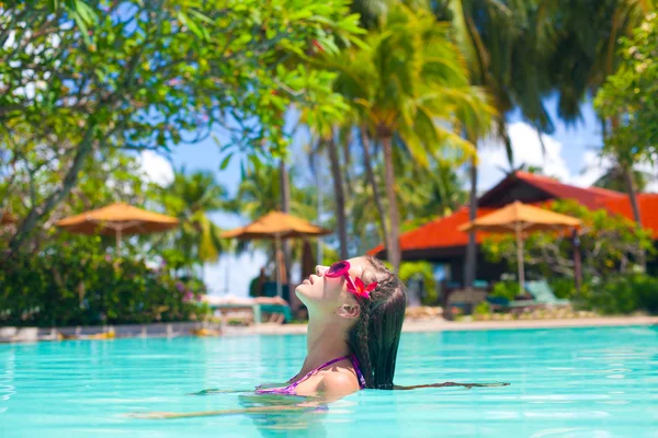 Mulher bonita em óculos de sol na piscina — Fotografia de Stock