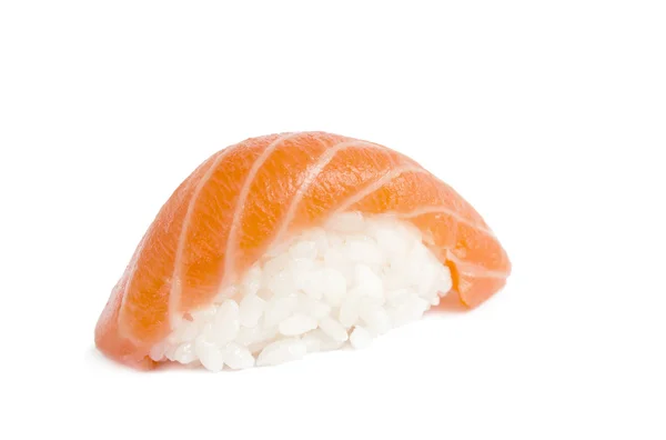 Крупный план вкусных японских суши из лосося, изолированных на белом — стоковое фото