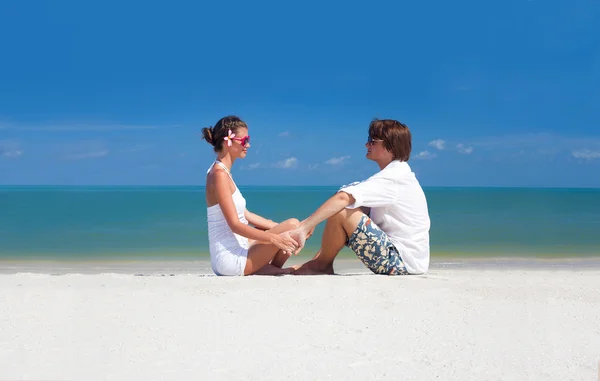 Романтические влюбленные отдыхают на тропическом пляже. honeymoon — стоковое фото