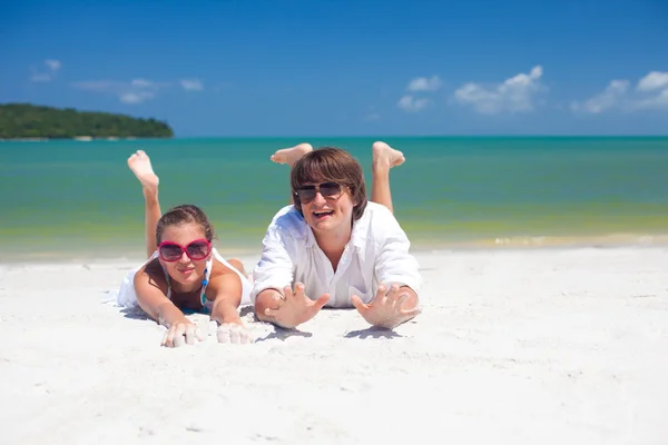 Romantici amanti vacanza su una spiaggia tropicale. luna di miele — Foto Stock