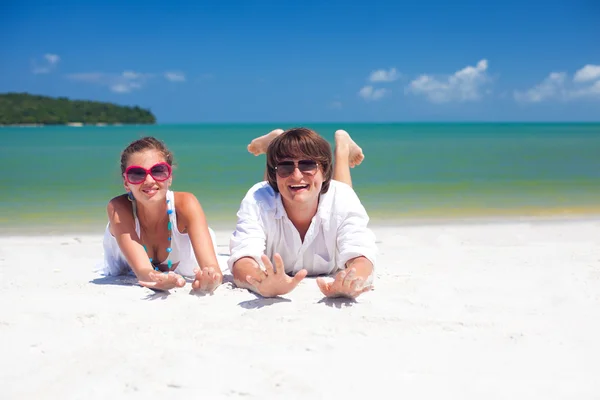 Amantes românticos de férias em uma praia tropical. lua-de-mel — Fotografia de Stock