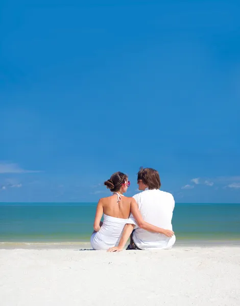 Amantes románticos de vacaciones en una playa tropical. luna de miel — Foto de Stock