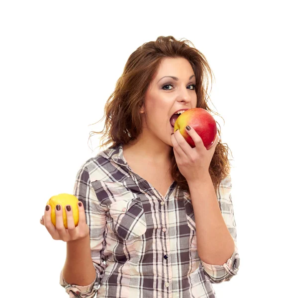 Flicka biter ett äpple — Stockfoto