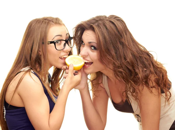 Girls bite a lemon — Stock Photo, Image