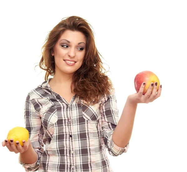 Holding een citroen en een appel — Stockfoto