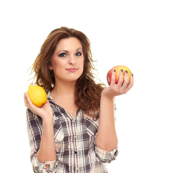 Segurando um limão e uma maçã — Fotografia de Stock
