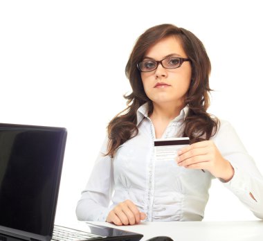 bir bilgisayar ve kredi kartı ile kız
