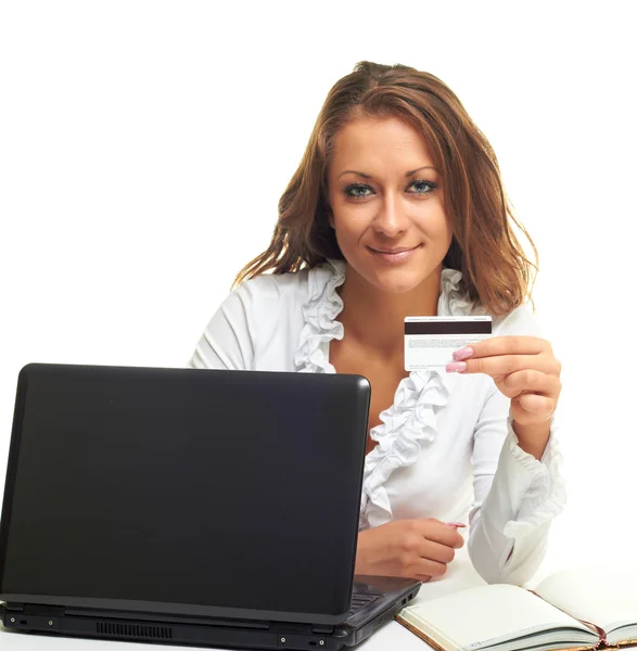 Bir bilgisayar ve kredi kartı ile kız — Stok fotoğraf