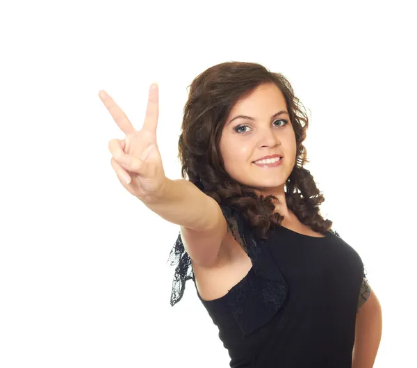 Девушка показывает руки символом победы — стоковое фото