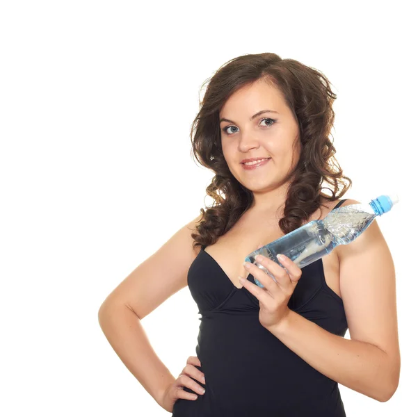 Hermosa chica en una camiseta negra en su mano izquierda sostiene una botella —  Fotos de Stock