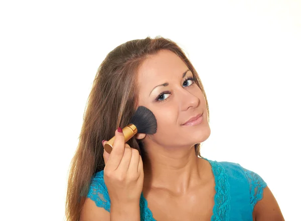 Красивая девушка чистит пудру на лице — стоковое фото