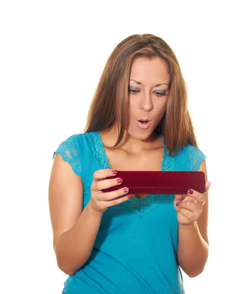 Attraktive junge Frau in blauer Bluse öffnet ein Geschenk und ist — Stockfoto