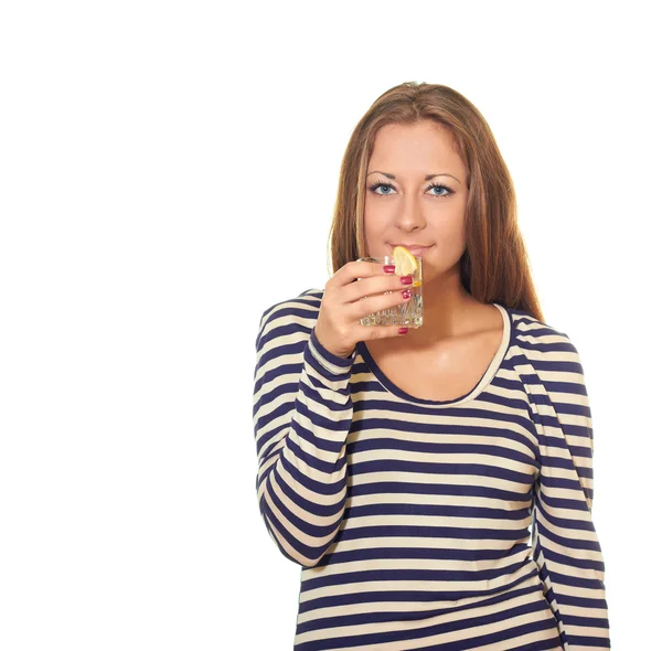 Attraktiva flicka håller ett glas med en drink — Stockfoto