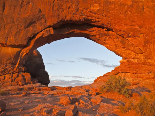 Теплий захід сонця світло в арках національний парк — стокове фото