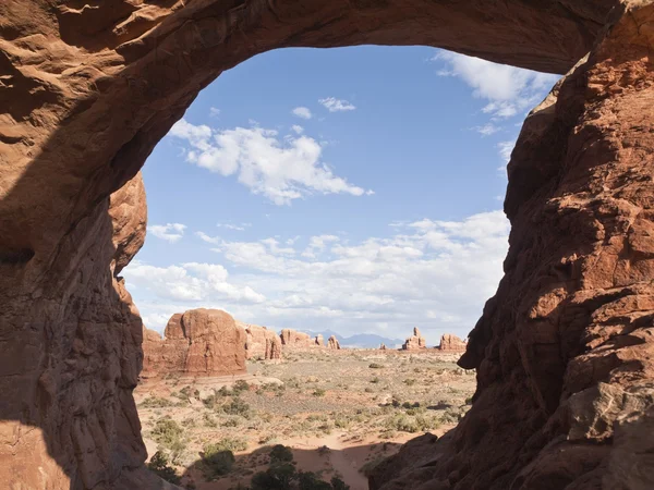 Vue à travers la double arche dans le parc national des Arches . — Photo
