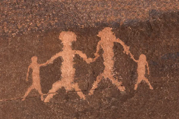 Felskunstfamilie der Petroglyphen — Stockfoto